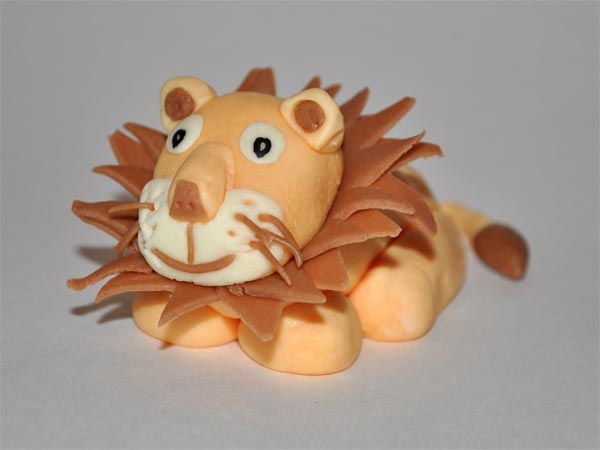 fondant lion decoration