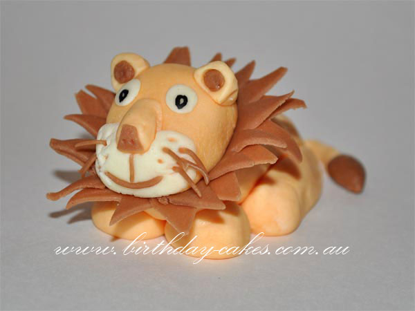 fondant lion cake decoration